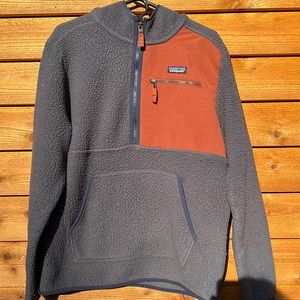 Patagonia pullover! Lots of pockets 💙